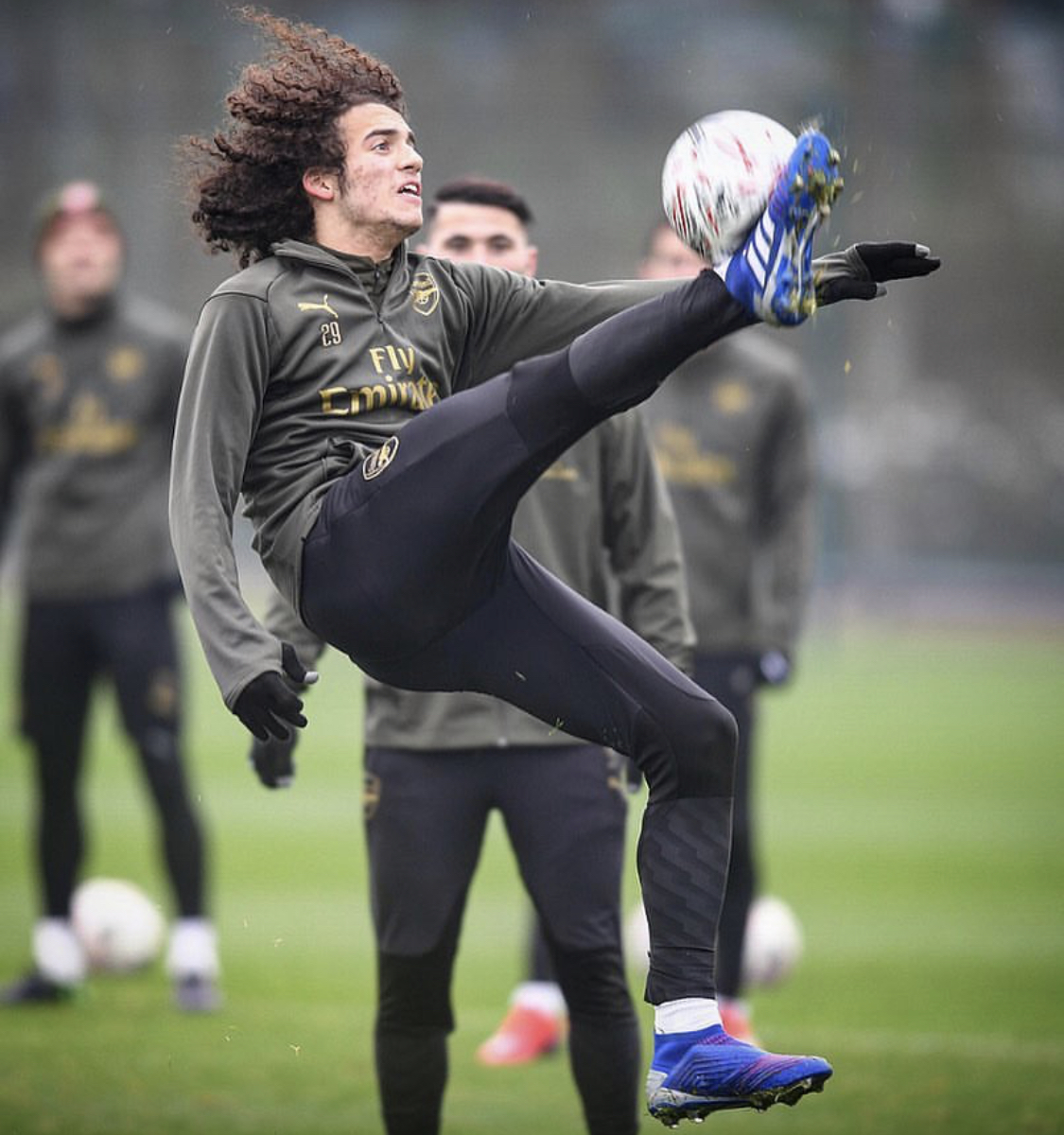 集结日广东宏远备战足总杯；回应争议细节曝光；赛场秩序良好；球探报告显示潜力的简单介绍